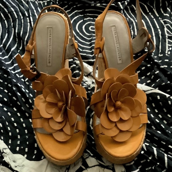 VERA WANG lavender label wedges - Picture 2 of 4